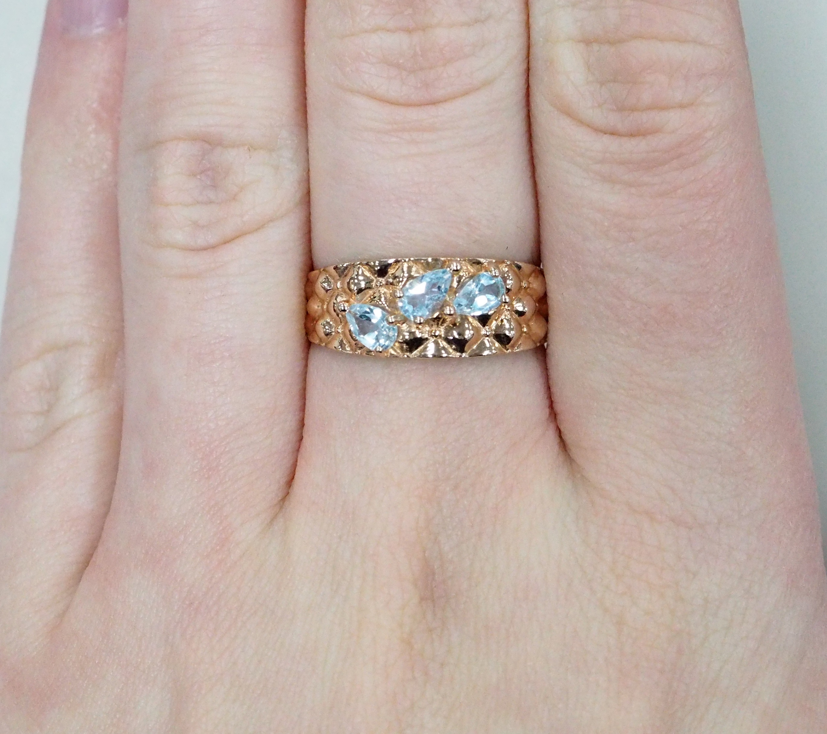 Серебряное кольцо с топазами